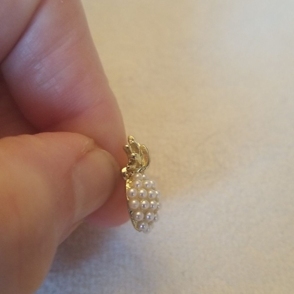 Pineapple pearl 14k gold stud earrings - Picture 7 of 7